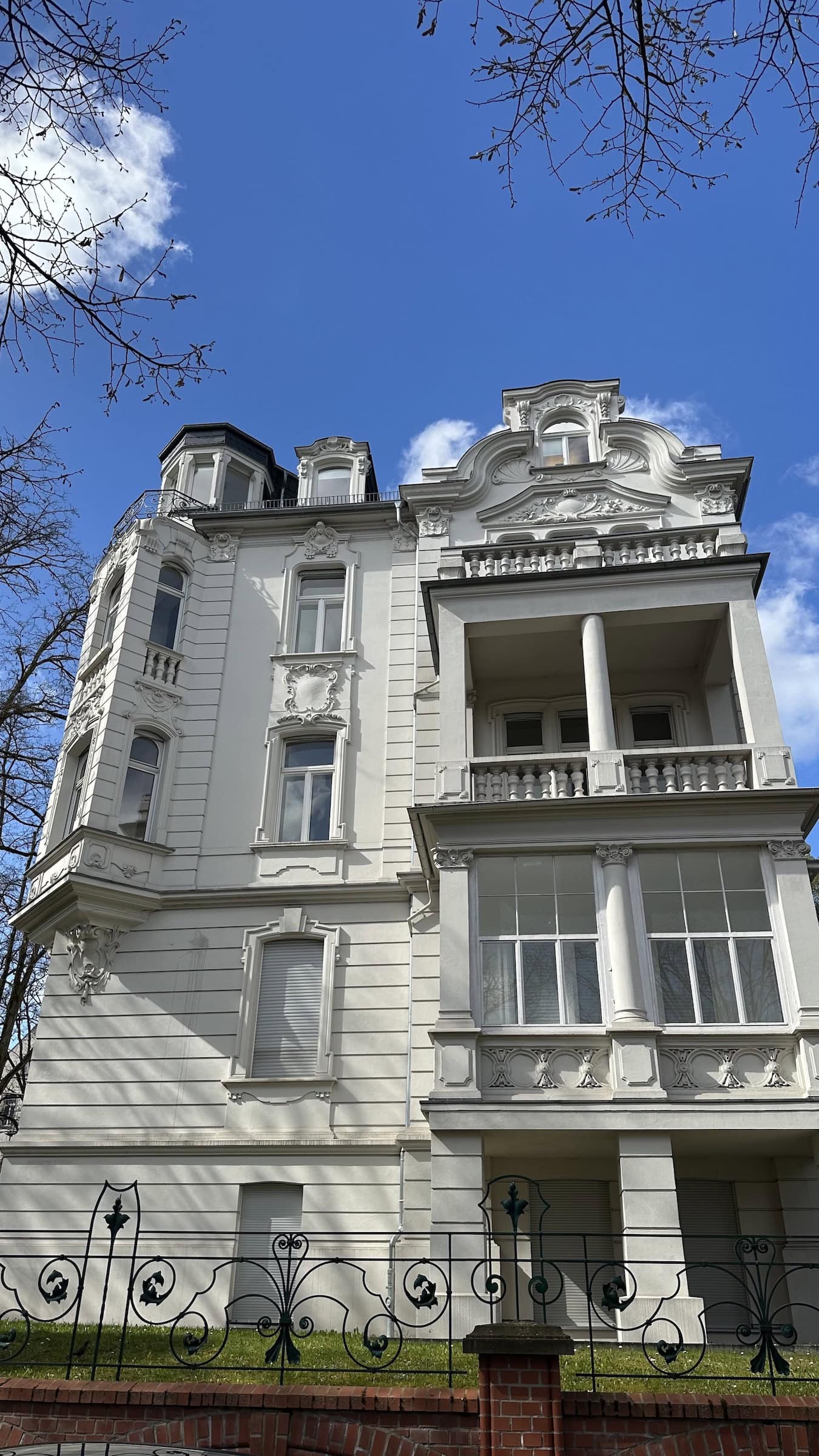 Vedere din față a clădirii din Biebricher Allee